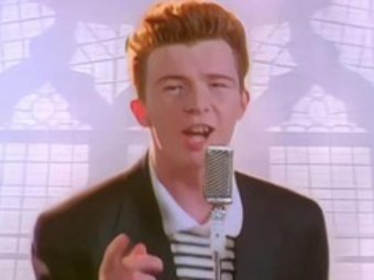Стоп-кадр из клипа на песню «Never Gonna Give You Up».