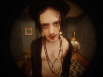 Стоп-кадр из клипа «Мишка» группы «Пошлая Молли».